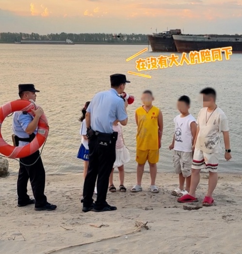 “还不上岸？奖励作业大礼包！”江边戏水不听劝，警察叔叔“放大招”！