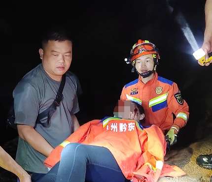 夫妻洞穴探秘，妻子却受伤被困幽暗深处......