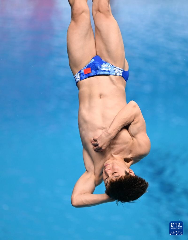 游泳世锦赛——郑九源、严思宇分获男子一米板冠、季军