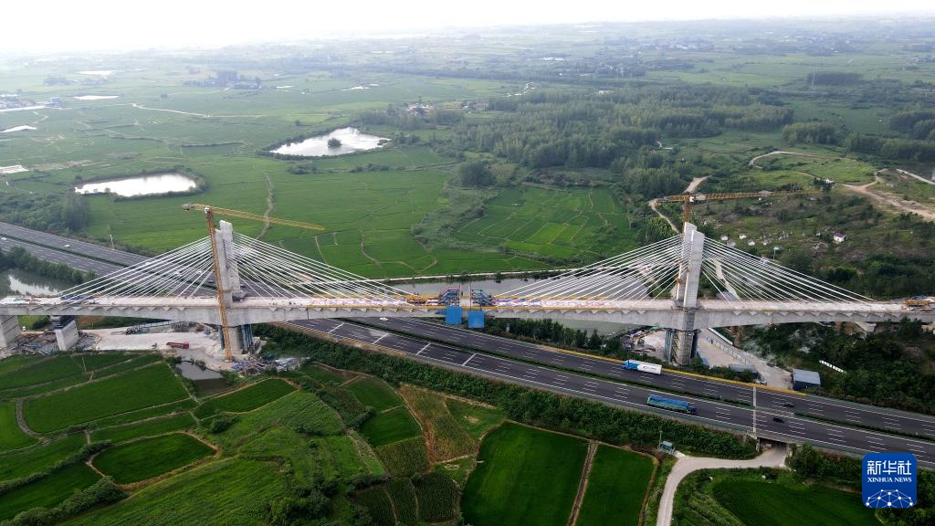 新建沪宁合高铁安徽段跨沪陕高速特大桥合龙 新建沪宁合高铁安徽段跨沪陕高速特大桥合龙