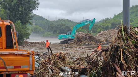 密云石洞子村抢修路段现场画面