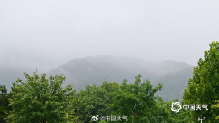 北京降雨断断续续 城区地面难干郊区雾气朦胧