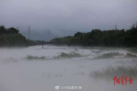 暴雨和水库泄洪后 密云白河雾气升腾