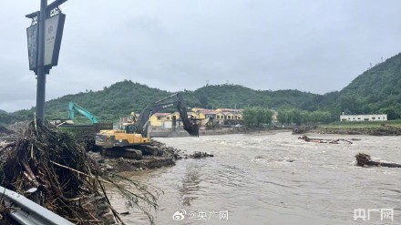 密云石洞子村抢修路段现场画面