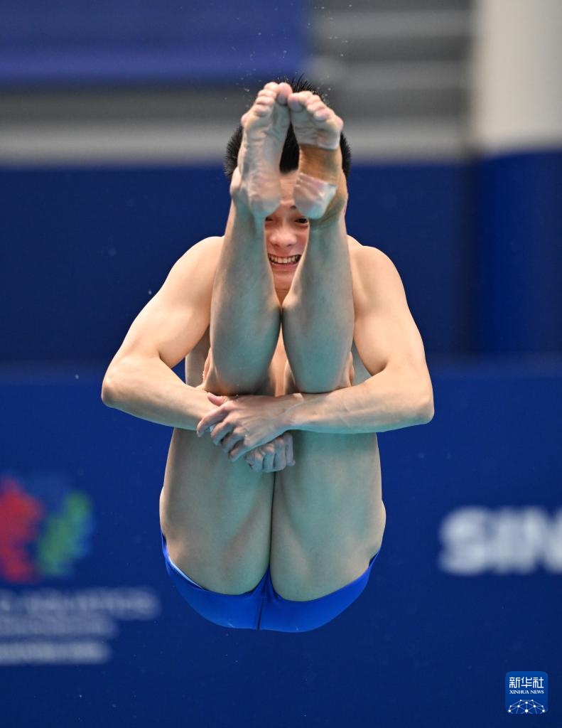 游泳世锦赛——郑九源、严思宇分获男子一米板冠、季军