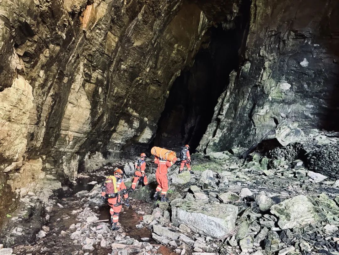 夫妻洞穴探秘，妻子却受伤被困幽暗深处......