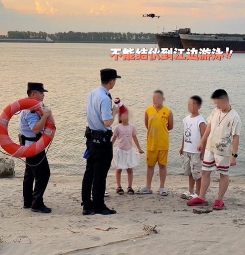 “还不上岸？奖励作业大礼包！”江边戏水不听劝，警察叔叔“放大招”！