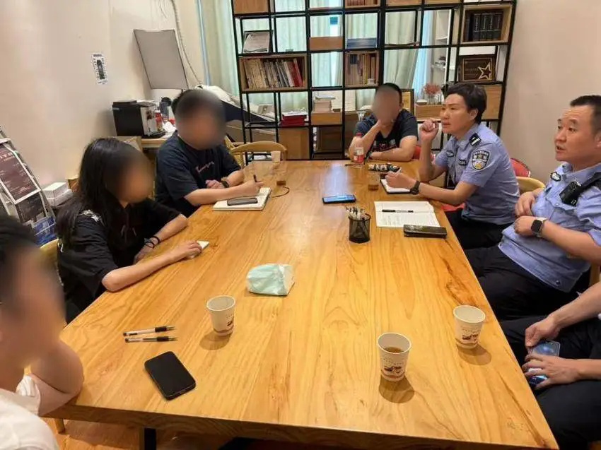 高校老师报警！一女研究生被紧急拦下