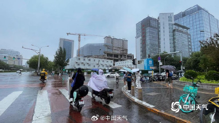 北京降雨断断续续 城区地面难干郊区雾气朦胧