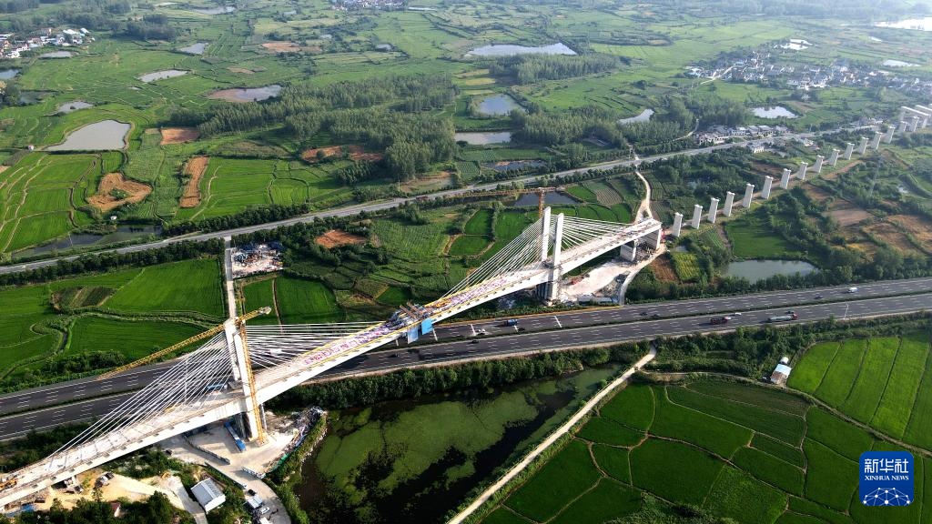 新建沪宁合高铁安徽段跨沪陕高速特大桥合龙 新建沪宁合高铁安徽段跨沪陕高速特大桥合龙