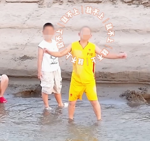 “还不上岸？奖励作业大礼包！”江边戏水不听劝，警察叔叔“放大招”！