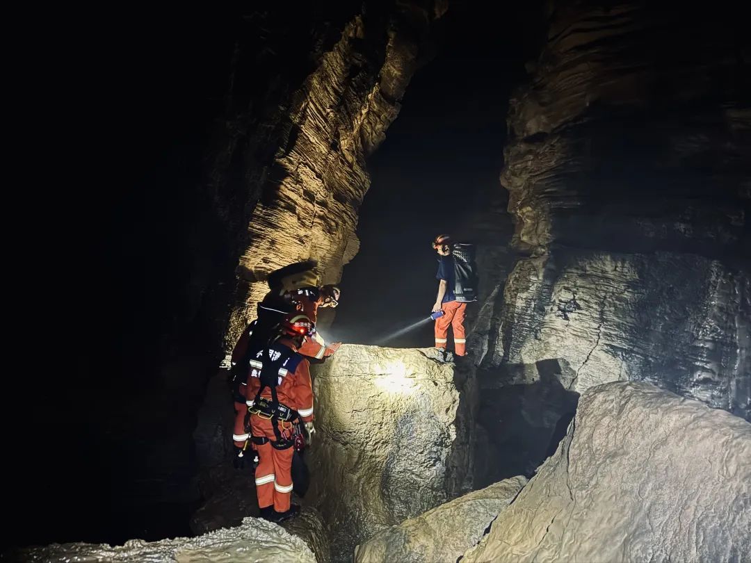 夫妻洞穴探秘，妻子却受伤被困幽暗深处......