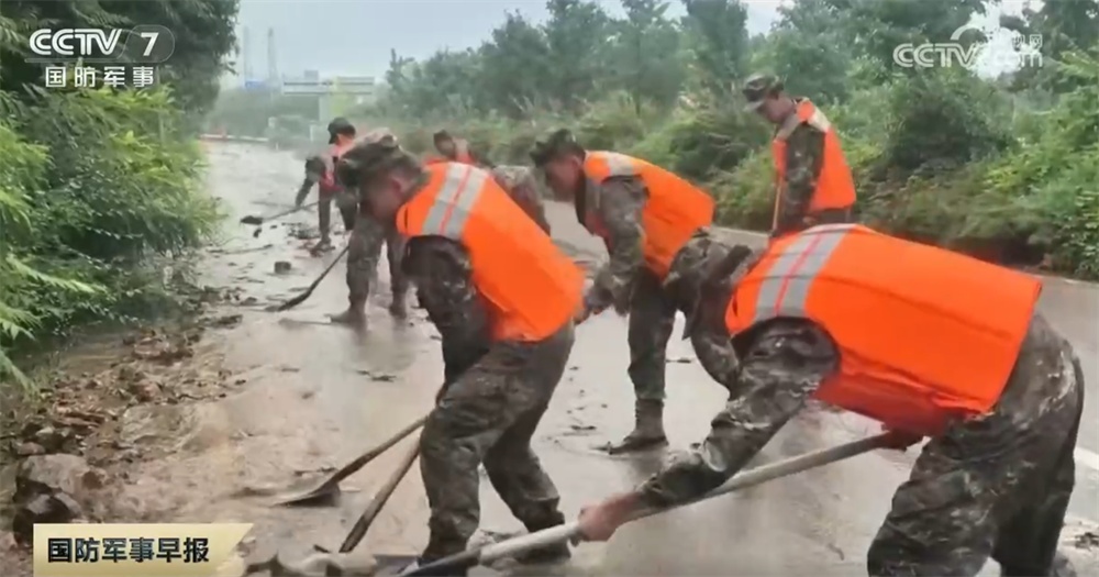 全力以赴支援抗洪抢险一线 武警部队紧急派出力量赶赴现场展开救援