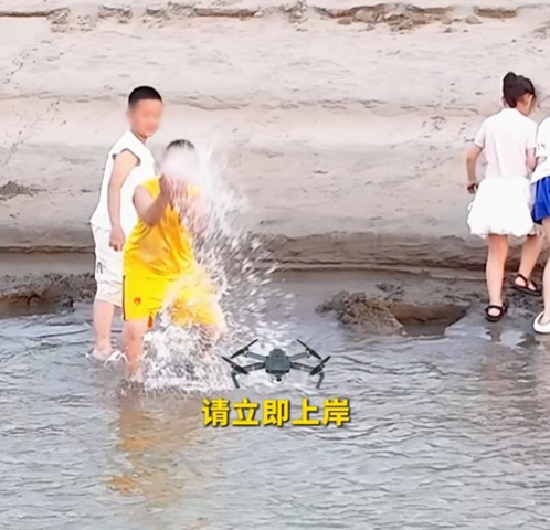 “还不上岸？奖励作业大礼包！”江边戏水不听劝，警察叔叔“放大招”！