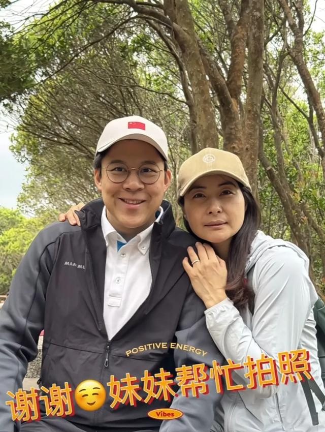 霍启刚专程飞新加坡，见证郭晶晶入选国际游泳名人堂，二人结婚13年