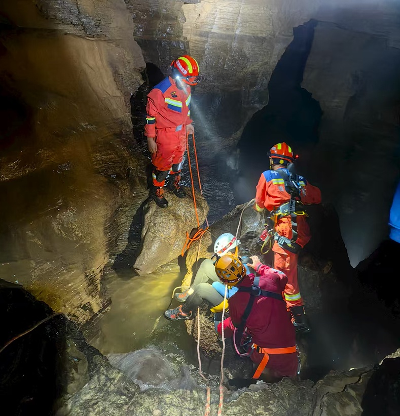 夫妻洞穴探秘，妻子却受伤被困幽暗深处......