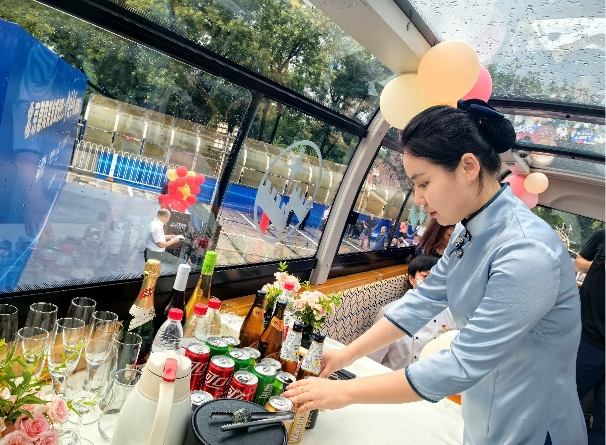 北京中轴线申遗成功一周年：美食观光巴士中轴专线发车