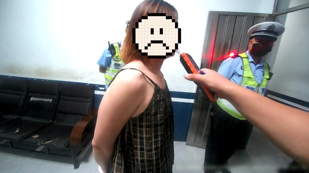 女子醉驾被查！现场疯狂喝水......
