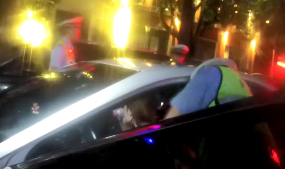 女子醉驾被查！现场疯狂喝水......