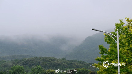 北京降雨断断续续 城区地面难干郊区雾气朦胧