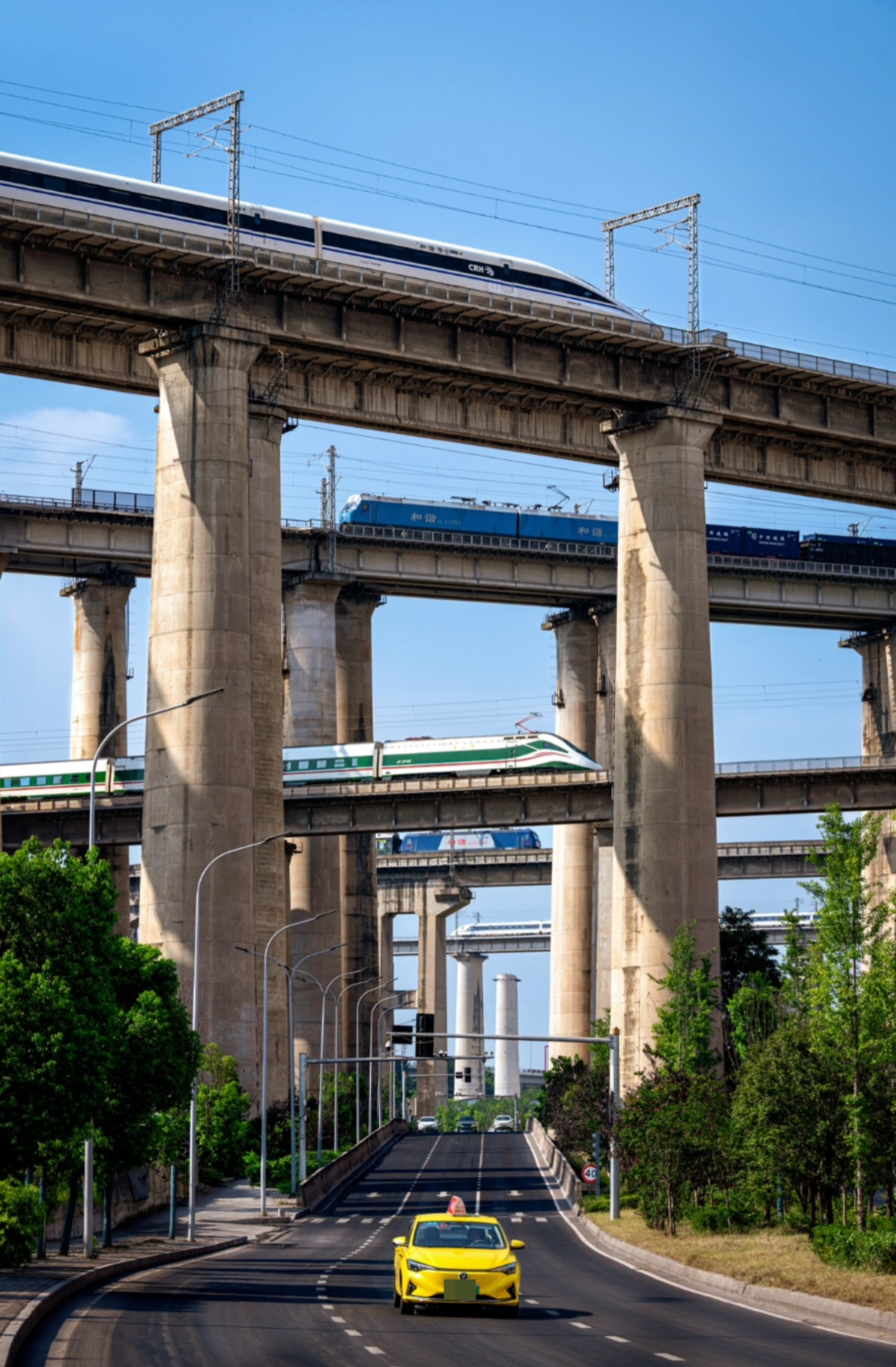重庆5列火车同框图火了！拍摄者承认系后期合成