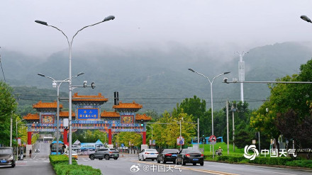 北京降雨断断续续 城区地面难干郊区雾气朦胧