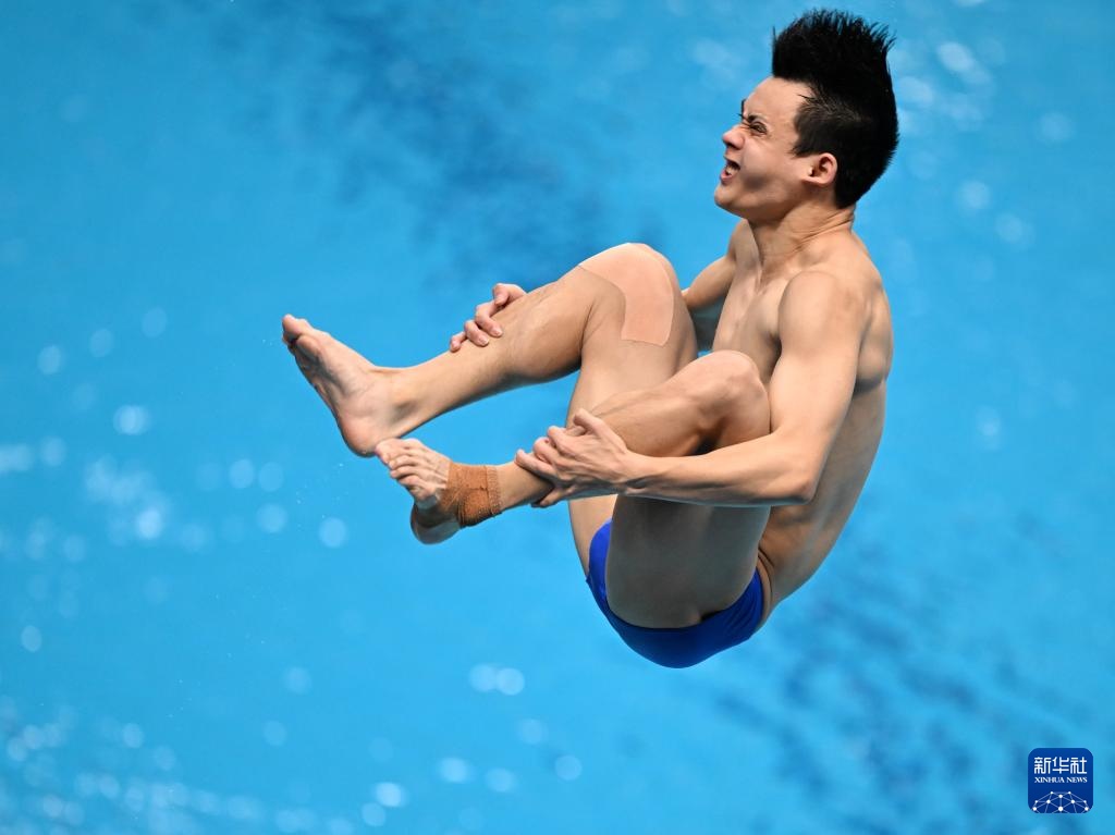 游泳世锦赛——郑九源、严思宇分获男子一米板冠、季军