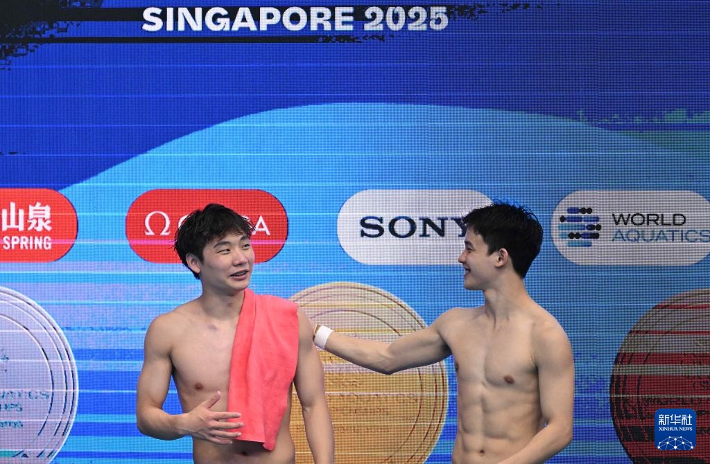 游泳世锦赛——郑九源、严思宇分获男子一米板冠、季军