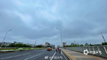 北京降雨断断续续 城区地面难干郊区雾气朦胧