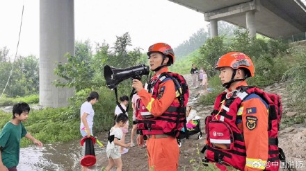 北京暴雨红色预警 消防全力防灾