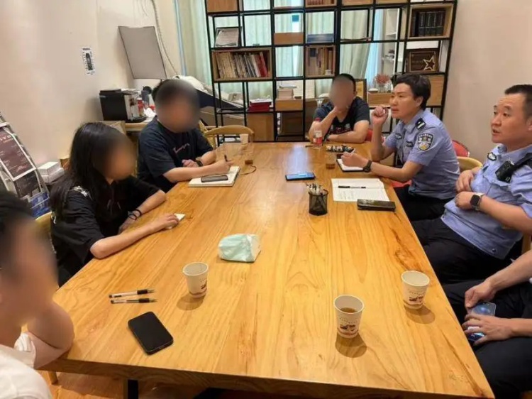 一高校女研究生被武汉警方紧急拦下！