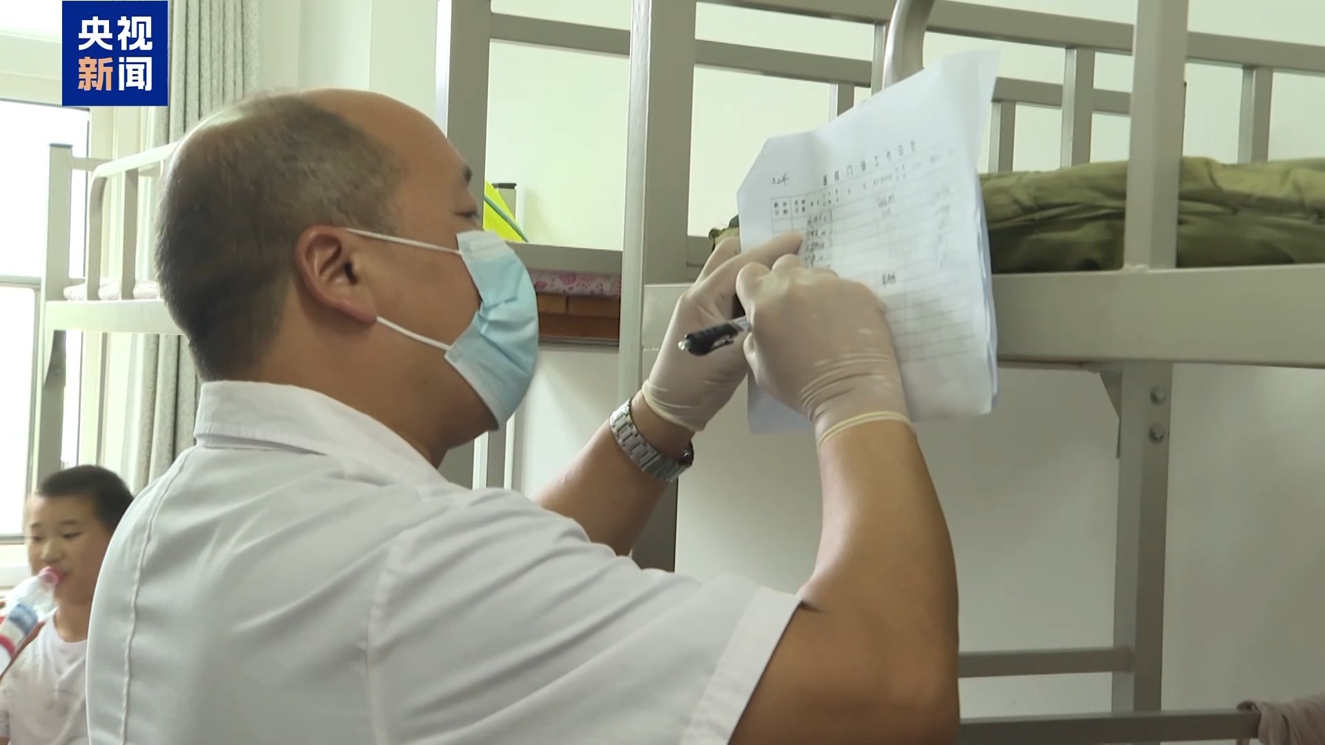 北京密云西湾子村近百名村民集体转移至小学安置点