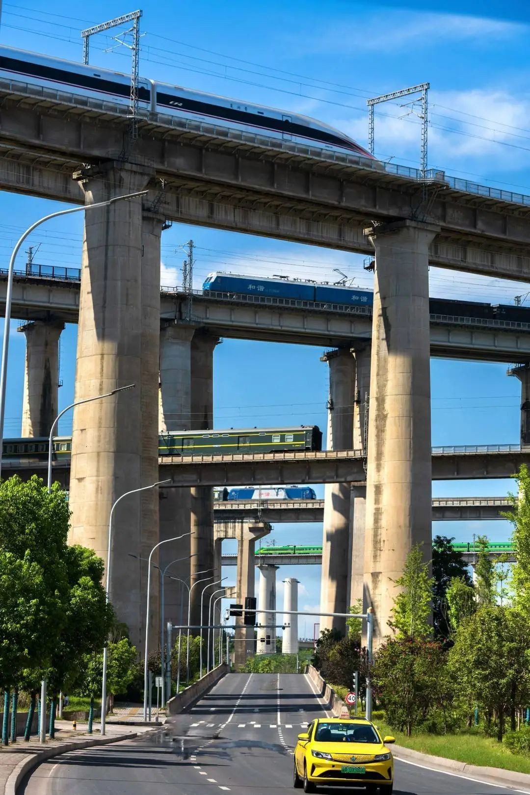 重庆5列火车同框图火了！拍摄者承认系后期合成