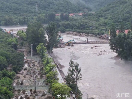 密云石洞子村抢修路段现场画面