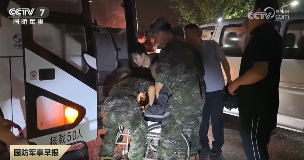 全力以赴支援抗洪抢险一线 武警部队紧急派出力量赶赴现场展开救援