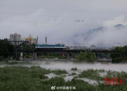 暴雨和水库泄洪后 密云白河雾气升腾