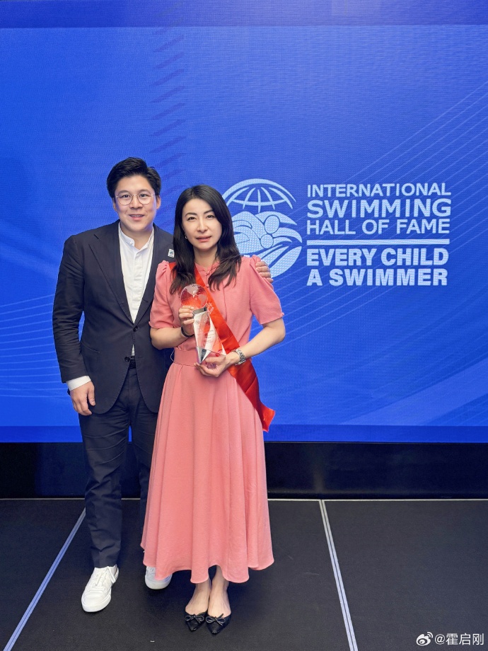 霍启刚专程飞新加坡，见证郭晶晶入选国际游泳名人堂，二人结婚13年
