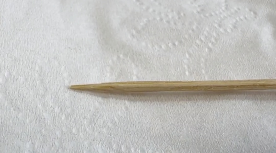 一个动作，男子喝水不慎连它喝进肚，刺穿肠壁直击右肾！