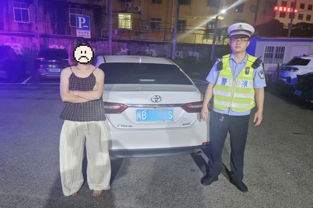 女子醉驾被查！现场疯狂喝水......