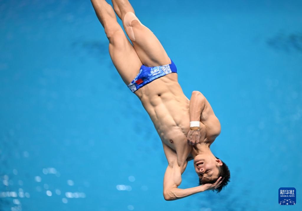 游泳世锦赛——郑九源、严思宇分获男子一米板冠、季军