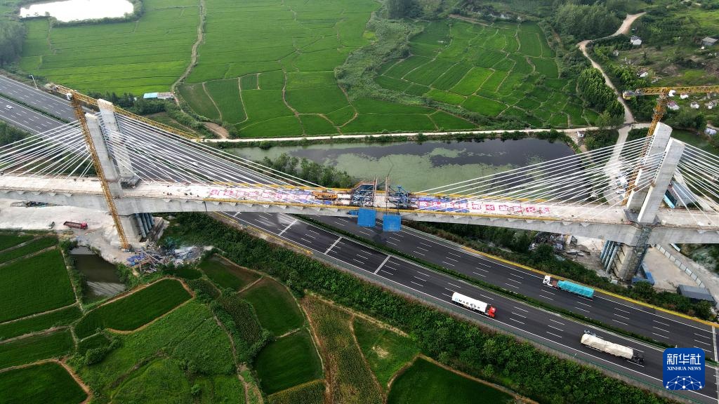 新建沪宁合高铁安徽段跨沪陕高速特大桥合龙 新建沪宁合高铁安徽段跨沪陕高速特大桥合龙