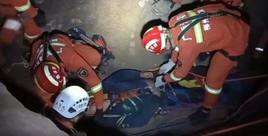 夫妻洞穴探秘，妻子却受伤被困幽暗深处......