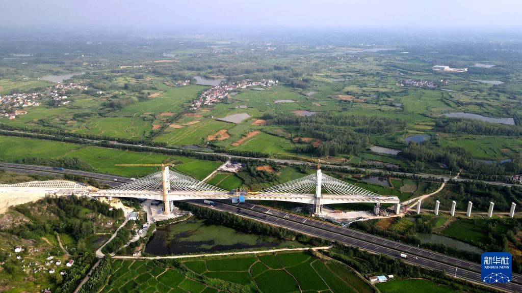 新建沪宁合高铁安徽段跨沪陕高速特大桥合龙 新建沪宁合高铁安徽段跨沪陕高速特大桥合龙
