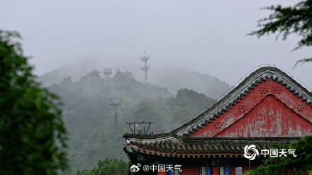 北京降雨断断续续 城区地面难干郊区雾气朦胧