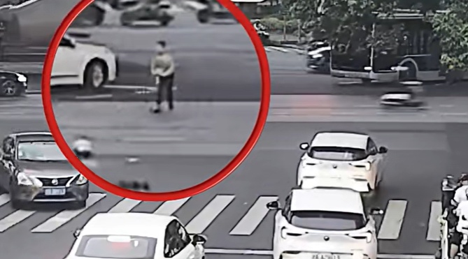 上海8岁男孩闯红灯，被SUV直接撞飞，交警：全责！男孩的回答令人惊讶