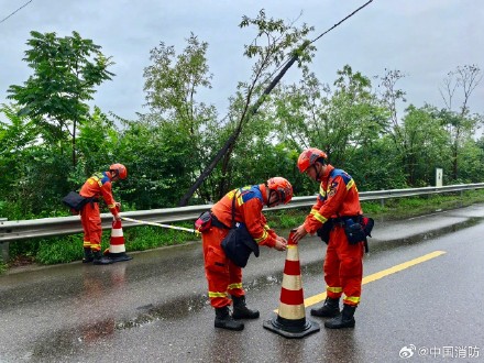 北京暴雨红色预警 消防全力防灾