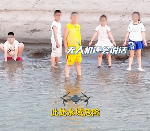 “还不上岸？奖励作业大礼包！”江边戏水不听劝，警察叔叔“放大招”！