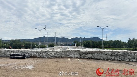 辛苦了！子弟兵一夜搬10万沙袋筑千米堤坝