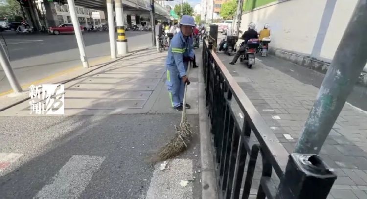 上海这条马路啥情况?比容嬷嬷还扎?有路人差点戳破脚... 上海这条马路啥情况?比容嬷嬷还扎?有路人差点戳破脚...