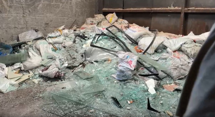 上海这条马路啥情况?比容嬷嬷还扎?有路人差点戳破脚... 上海这条马路啥情况?比容嬷嬷还扎?有路人差点戳破脚...